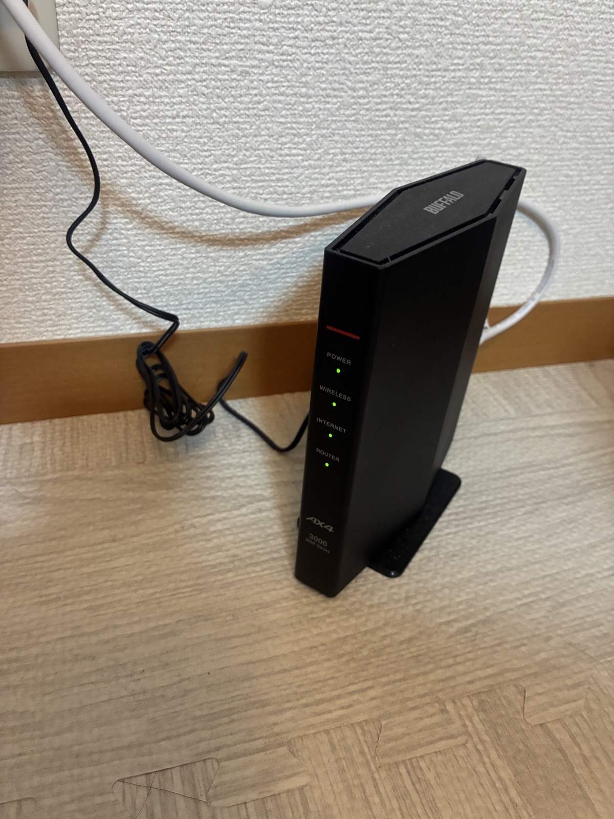 BUFFALO WSR-3000AX4PのPOWER・WIRELESS・INTERNET・ROUTERランプが緑に点灯している様子