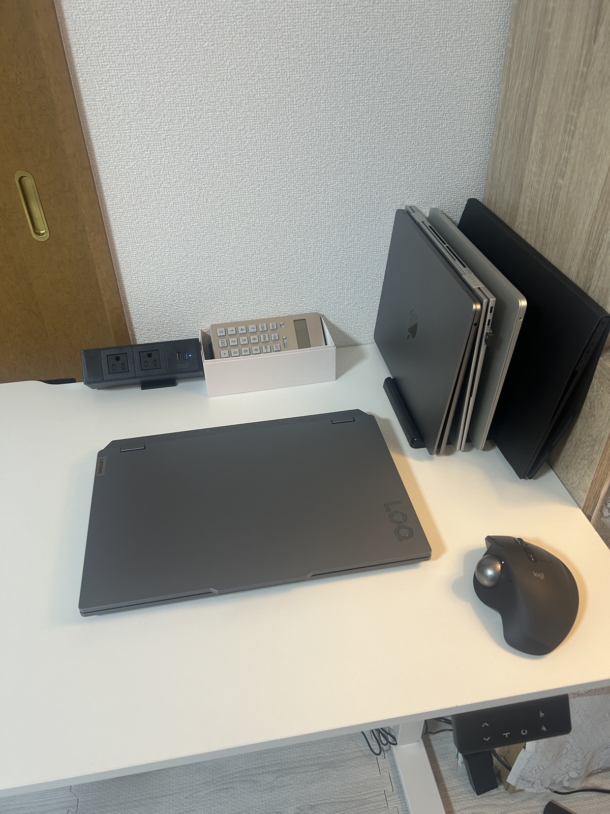 VAYDEERのノートパソコンスタンドにPCを縦置きした状態。デスク上のスペースが空く
